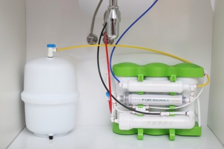 Фильтр обратного осмоса с обогащением воды кальцием и магнием и функцией экономии воды